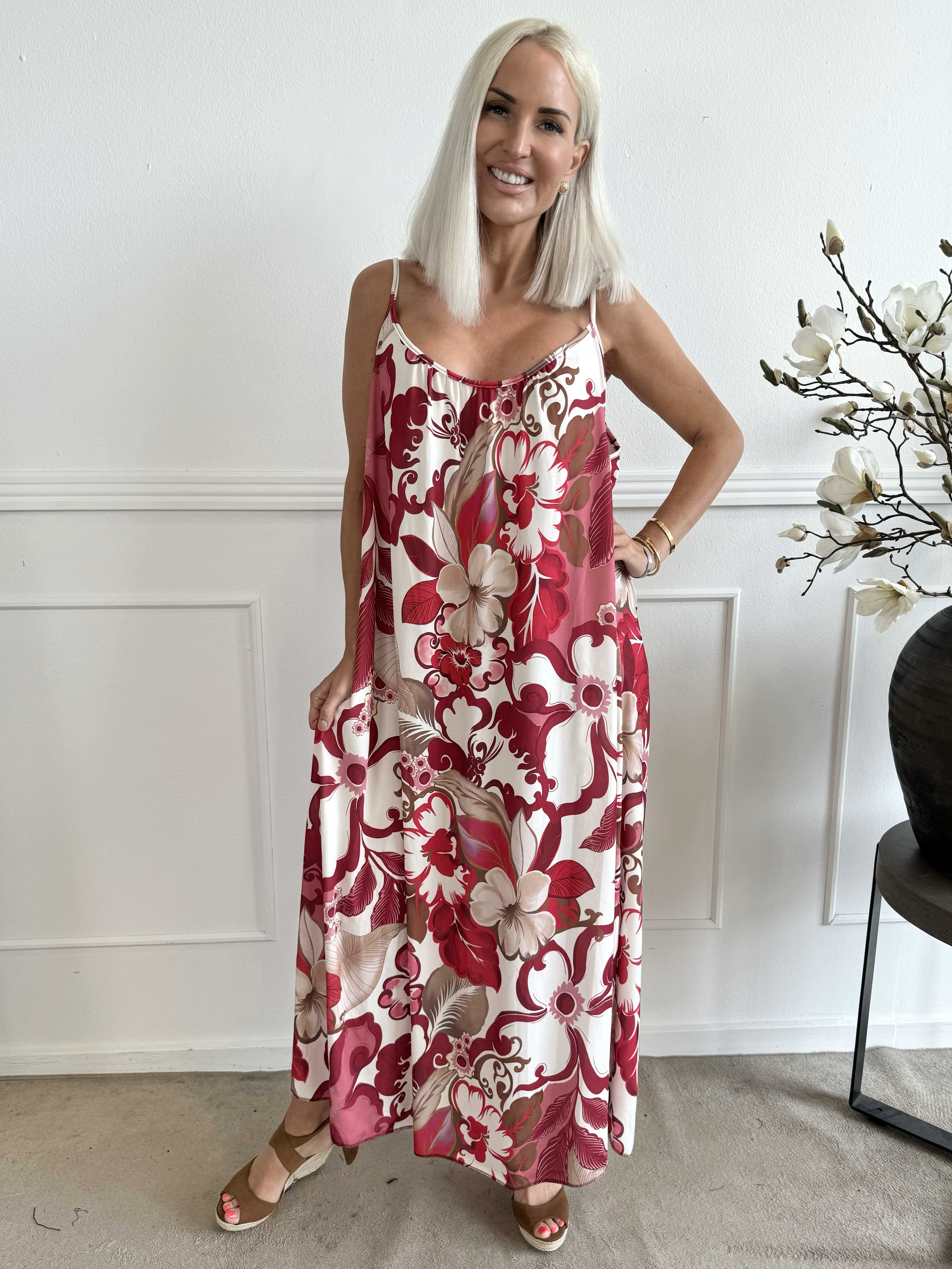 Maija - Axelbandsklänning i elastiskt tyg med blommor